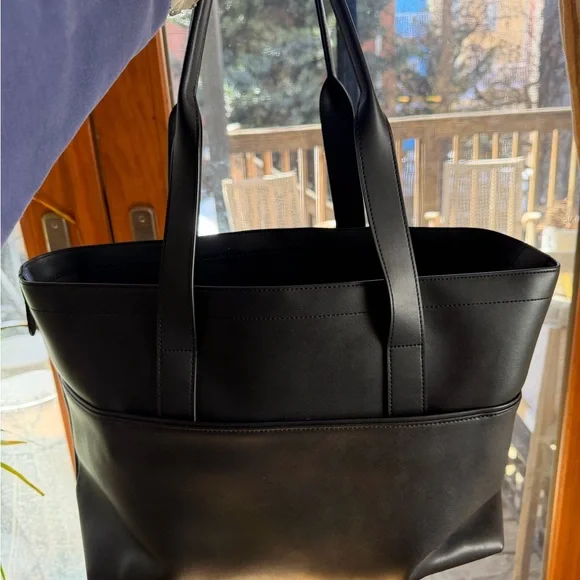 Sleek Black Leather Tote Bag - Picture 3 of 5